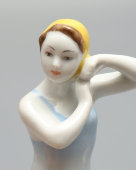 Статуэтка «Юная купальщица» в желтой шапочке, скульптор Столбова Г. С., фарфор ЛФЗ