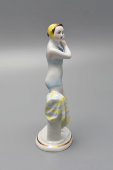 Статуэтка «Юная купальщица» в желтой шапочке, скульптор Столбова Г. С., фарфор ЛФЗ