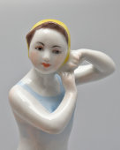 Статуэтка «Юная купальщица» в желтой шапочке, скульптор Столбова Г. С., фарфор ЛФЗ