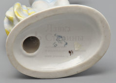 Статуэтка «Юная купальщица» в желтой шапочке, скульптор Столбова Г. С., фарфор ЛФЗ