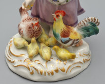 Статуэтка «Девочка, кормящая цыплят», модель 2814, номер художника 23, Мейсен, Германия, 1950 г.