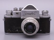 Советский малоформатный зеркальный фотоаппарат «Зенит-С»