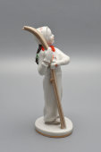 Статуэтка «Девочка с лыжами» (Лыжница), скульптор Г. С. Столбова, фарфор ЛФЗ, 1950-60 гг.