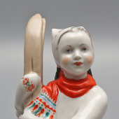 Статуэтка «Девочка с лыжами» (Лыжница), скульптор Г. С. Столбова, фарфор ЛФЗ, 1950-60 гг.