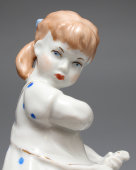 Статуэтка «Девочка с курами», скульптор Н. А. Малышева, Дулево, 1954 г.