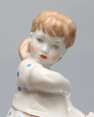 Статуэтка «Девочка с курами», скульптор Н. А. Малышева, фарфор, Дулево, 1954 г.