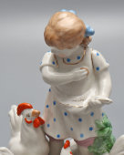Статуэтка «Девочка с курами», скульптор Н. А. Малышева, фарфор, Дулево, 1954 г.
