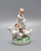 Статуэтка «Девочка с курами», скульптор Н. А. Малышева, фарфор, Дулево, 1954 г.