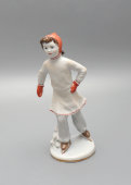Статуэтка «На катке», cкульптор Велихова С. Б., фарфор, ЛФЗ, 1950-60 гг.