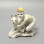 Статуэтка «Юный пограничник с собакой в желтой пилотке», скульптор Столбова Г. С., ЛФЗ, 1950-60 гг.