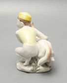 Статуэтка «Юный пограничник с собакой в желтой пилотке», скульптор Столбова Г. С., ЛФЗ, 1950-60 гг.