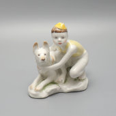 Статуэтка «Юный пограничник с собакой в желтой пилотке», скульптор Столбова Г. С., ЛФЗ, 1950-60 гг.