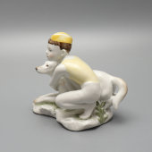 Статуэтка «Юный пограничник с собакой в желтой пилотке», скульптор Столбова Г. С., ЛФЗ, 1950-60 гг.