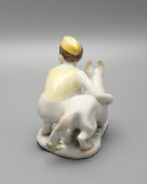 Статуэтка «Юный пограничник с собакой в желтой пилотке», скульптор Столбова Г. С., ЛФЗ, 1950-60 гг.