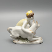 Статуэтка «Юный пограничник с собакой в желтой пилотке», скульптор Столбова Г. С., ЛФЗ, 1950-60 гг.