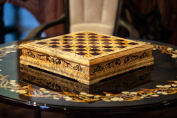 Подарочный шахматный ларец с шахматами, карельская береза, янтарь, мануфактура «Емельянов и сыновья»