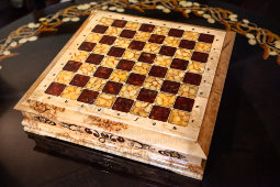 Подарочный шахматный ларец с шахматами, карельская береза, янтарь, мануфактура «Емельянов и сыновья»