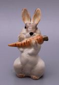 Статуэтка «Заяц с морковкой»
