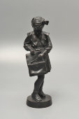 Скульптура «Школьница с портфелем», чугун Касли, 1963 год