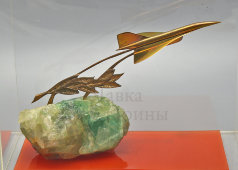 Сувенирная модель сверхзвукового пассажирского самолета Ту-144 в коробе из оргстекла, СССР, 1970-е