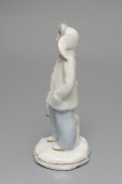 Статуэтка «Мальчик с портфелем» (Школьник), скульптор Бржезицкая А. Д., фарфор Дулево, 1950-60 гг.