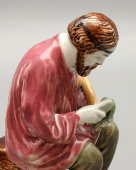 Старинная фаянсовая статуэтка «Крестьянин, чинящий ось», Тов-во М. С. Кузнецова, к. 19 в.
