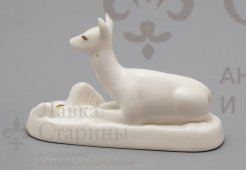 Фигурка «Отдыхающая косуля», Дмитровский фарфоровый завод в Вербилках, 1940-50 гг., скульптор М. Интизарян