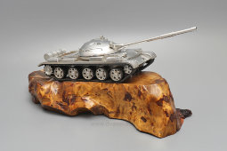 Подарок советскому военному, масштабная модель-макет «Танк Т-62», цинковый сплав, дерево, СССР, 1970-80 гг.