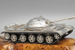 Подарок советскому военному, масштабная модель-макет «Танк Т-62», цинковый сплав, дерево, СССР, 1970-80 гг.