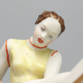 Фигурка «Гимнастка с мячом», скульптор Таёжная О. П., фарфор Дулево, 1959 г.