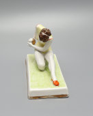 Фигурка «Гимнастка с мячом», скульптор Таёжная О. П., фарфор Дулево, 1959 г.