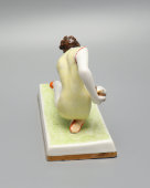 Фигурка «Гимнастка с мячом», скульптор Таёжная О. П., фарфор Дулево, 1959 г.