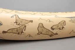 Сувенирный моржовый клык «Жизнь береговых охотников-чукчей», гравировка, Чукотка, 1972 г.