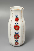 Редкая довоенная фарфоровая ваза с красными цветами, автор формы Яковлева С. Е., ЛФЗ, 1930-40 гг.