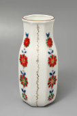 Редкая довоенная фарфоровая ваза с красными цветами, автор формы Яковлева С. Е., ЛФЗ, 1930-40 гг.