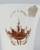 Настольная декоративная ваза «За мир и дружбу. VI Всемирный фестиваль молодежи и студентов», молочное стекло, ЛЗХС, 1950-е