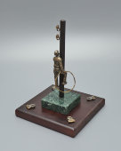 Подарок электрику, кабинетная настольная статуэтка «Электрик на столбе», бронза, змеевик, Россия, 2000-е