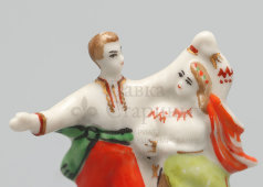 Статуэтка-миниатюра «Украинский танец» в честь 150-летнего юбилея Барановского фарфорового завода, 1952 г.