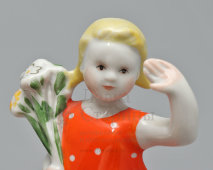 Статуэтка «Девочка с цветами» (На парад), скульптор Столбова Г. С., художник Косенкова К. Г., ЛФЗ, 1960-е