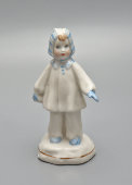 Статуэтка «Зима», скульптор Бржезицкая А. Д., фарфор, Дулево, 1953 г.