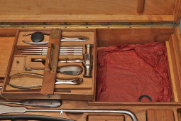 Большой старинный набор медицинских инструментов врача-хирурга в деревянном кейсе, компания «Дом Шарьер Коллен», Париж, Франция, г. Париж, 1900-й г.