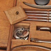 Большой старинный набор медицинских инструментов врача-хирурга в деревянном кейсе, компания «Дом Шарьер Коллен», Париж, Франция, г. Париж, 1900-й г.