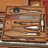 Большой старинный набор медицинских инструментов врача-хирурга в деревянном кейсе, компания «Дом Шарьер Коллен», Париж, Франция, г. Париж, 1900-й г.