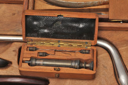 Большой старинный набор медицинских инструментов врача-хирурга в деревянном кейсе, компания «Дом Шарьер Коллен», Париж, Франция, г. Париж, 1900-й г.