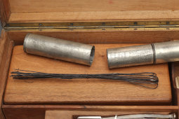 Большой старинный набор медицинских инструментов врача-хирурга в деревянном кейсе, компания «Дом Шарьер Коллен», Париж, Франция, г. Париж, 1900-й г.