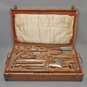 Большой старинный набор медицинских инструментов врача-хирурга в деревянном кейсе, компания «Дом Шарьер Коллен», Париж, Франция, г. Париж, 1900-й г.
