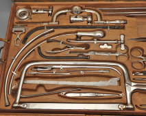 Большой старинный набор медицинских инструментов врача-хирурга в деревянном кейсе, компания «Дом Шарьер Коллен», Париж, Франция, г. Париж, 1900-й г.