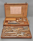 Большой старинный набор медицинских инструментов врача-хирурга в деревянном кейсе, компания «Дом Шарьер Коллен», Париж, Франция, г. Париж, 1900-й г.