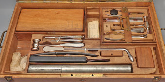 Большой старинный набор медицинских инструментов врача-хирурга в деревянном кейсе, компания «Дом Шарьер Коллен», Париж, Франция, г. Париж, 1900-й г.