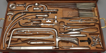 Большой старинный набор медицинских инструментов врача-хирурга в деревянном кейсе, компания «Дом Шарьер Коллен», Париж, Франция, г. Париж, 1900-й г.